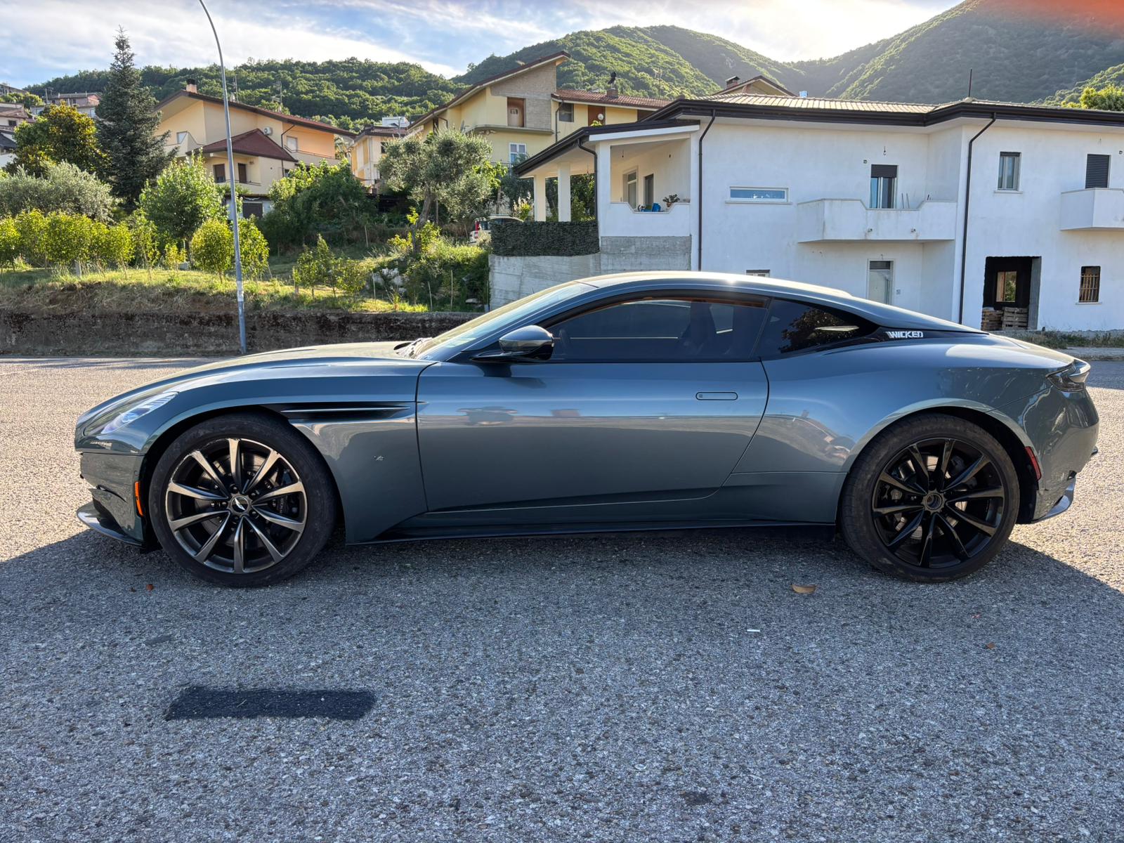 Aston Martin DB11 Vantage V12